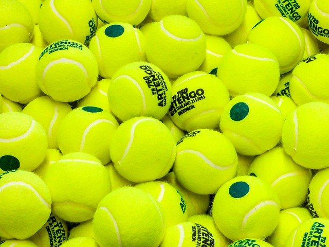 hromada tenisových míčků